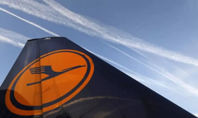 Lufthansa busca congelar salarios y lograr que el personal trabaje una hora más cada semana.  (Foto: Reuters)
