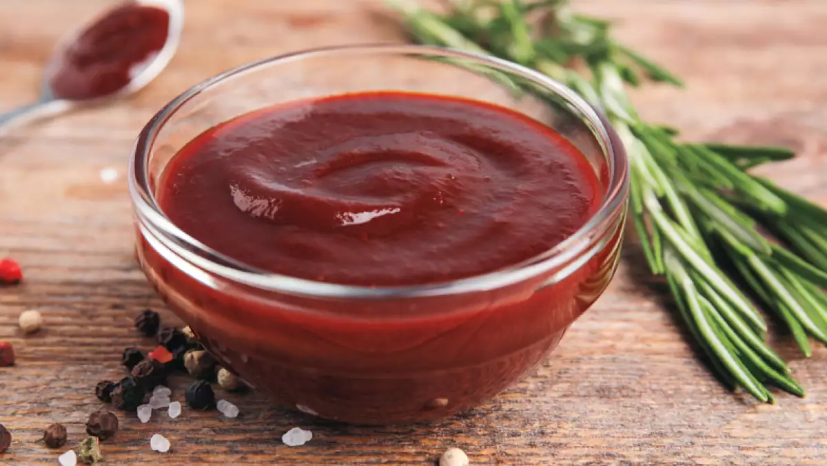 Foto de un bowl de vidrio lleno de salsa bbq.