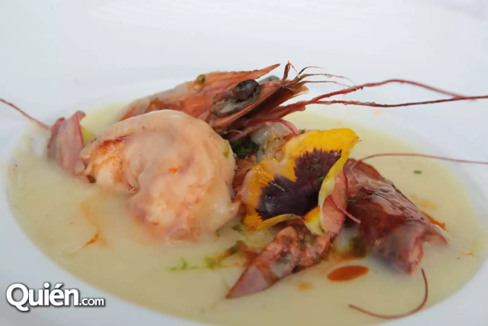 Terciopelo de patatas con camarones en su aceite aromático