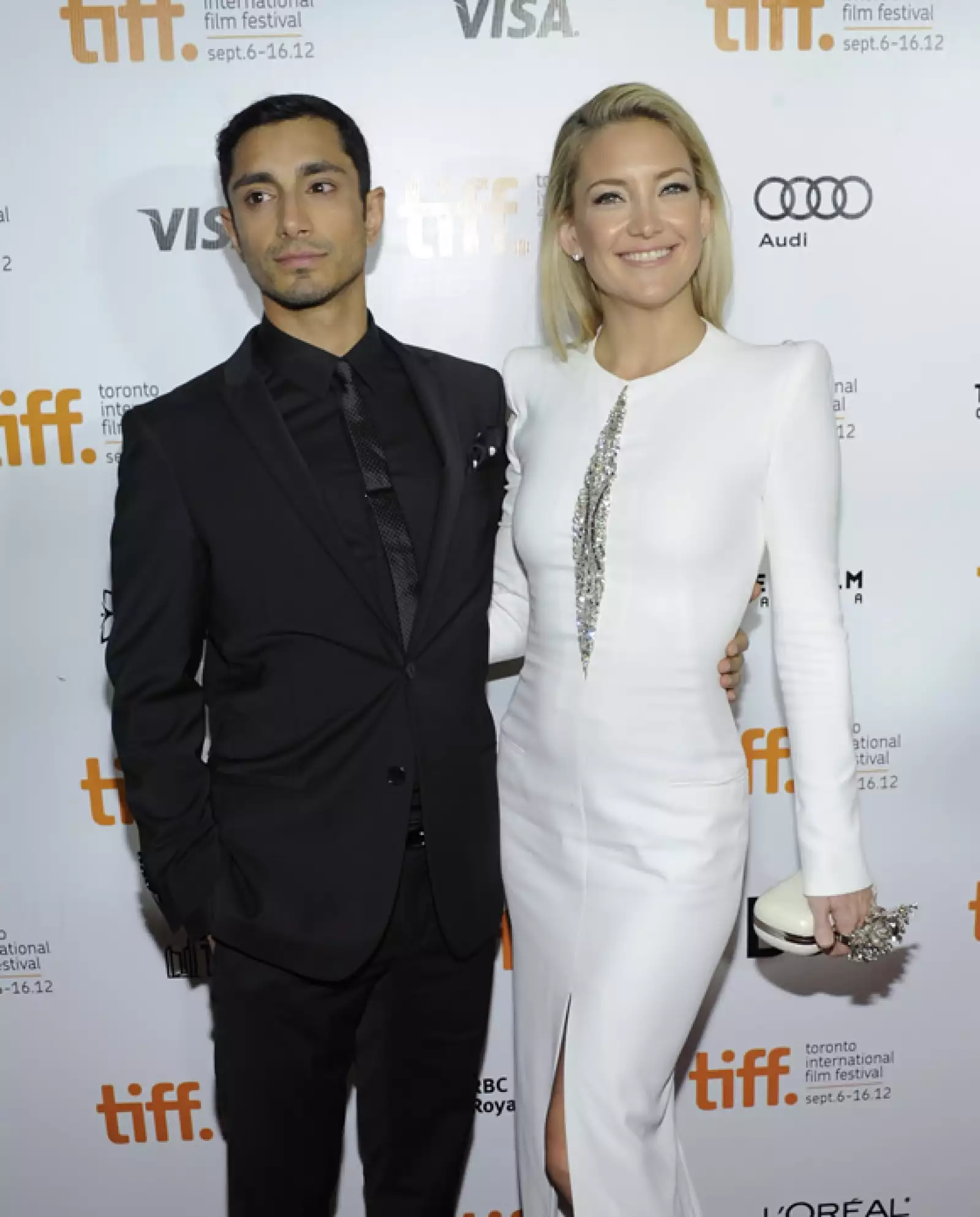 Kate Hudson  presumió su bronceado (seguramente obtenido en Venecia) en color blanco.