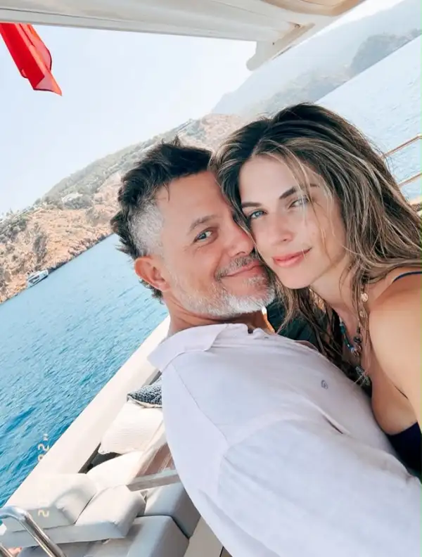Alejandro Sanz y Stephanie Cayo