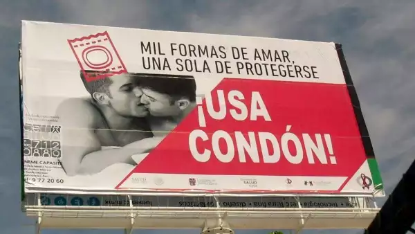 Retiran espectaculares de parejas gay en Aguascalientes que promovían el uso de condón.
