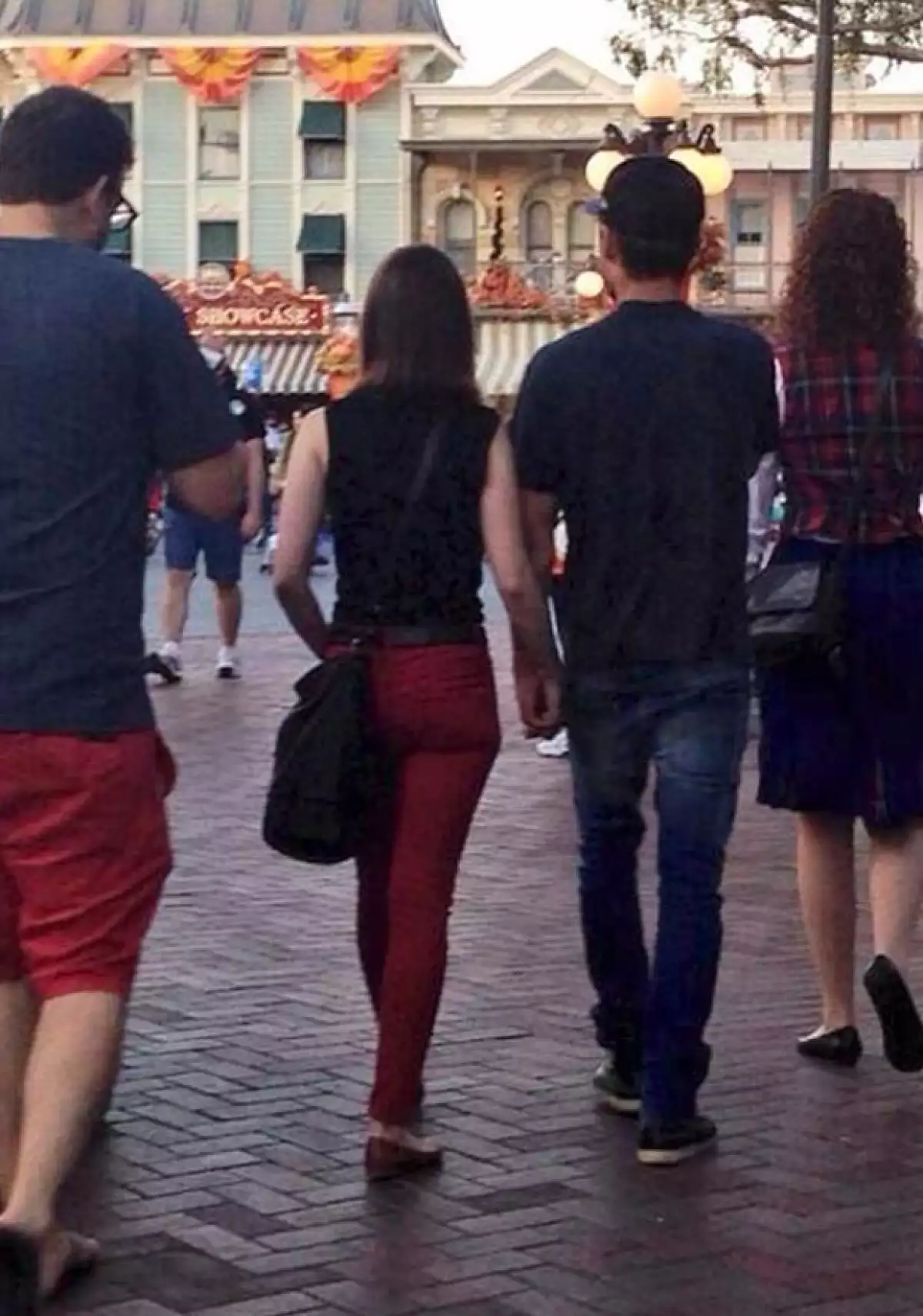 Un usuario de Twitter se encargó de compartir una foto donde se muestra a los actores de espaldas y tomados de la mano mientras caminaban por Disneyland.