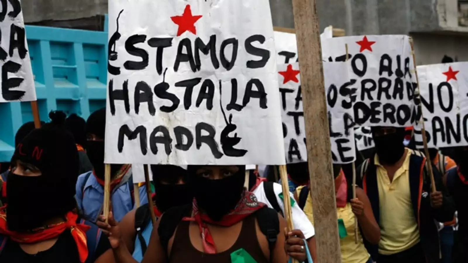 zapatistas con letreros de estamos hasta la madre