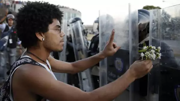 EU se dijo preocupado por la tensión e instó al diálogo y a la liberación de las personas detenidas.