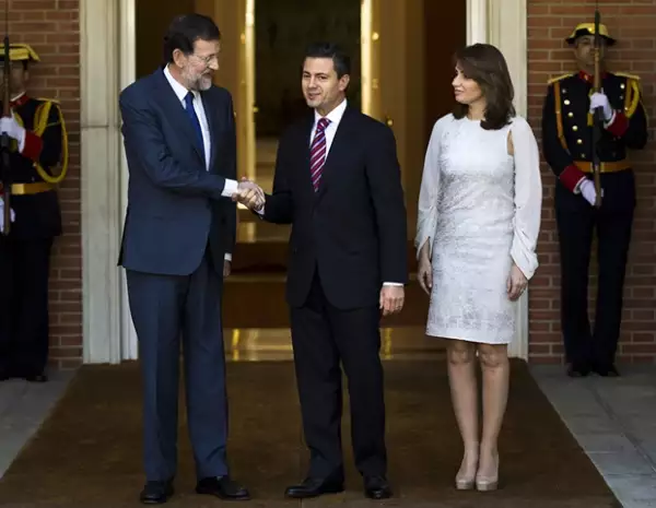 En su primera aparición con un vestido, utilizó zapatos nude de tacón alto pero no excesivo.