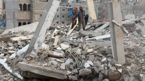 Un palestino se encuentra entre montones de escombros y edificios dañados en Khan Younis, en el sur de la Franja de Gaza, el 24 de noviembre de 2025.