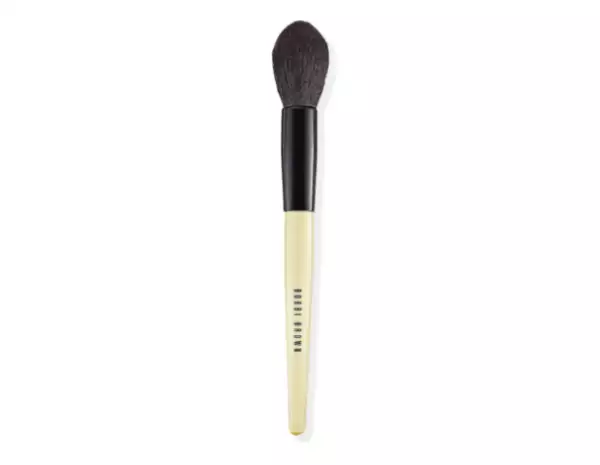 Brocha para polvo, Bobbi Brown, $1,030; El Palacio de Hierro.