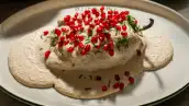 Un chile en nogada puesto sobre un plato