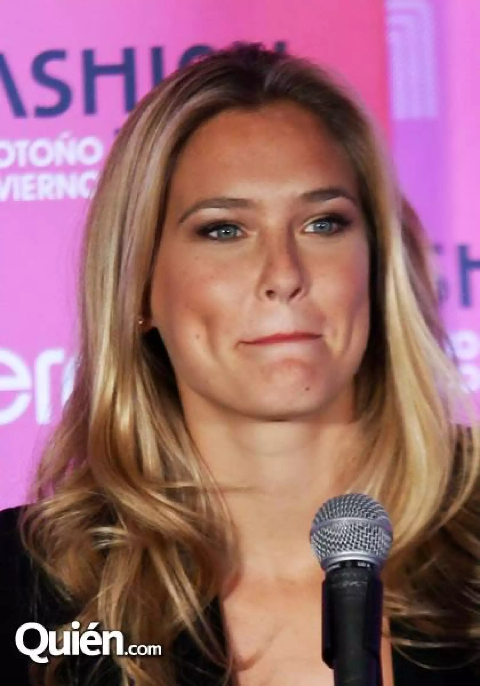 Bar Refaeli Caras y Gestos 1