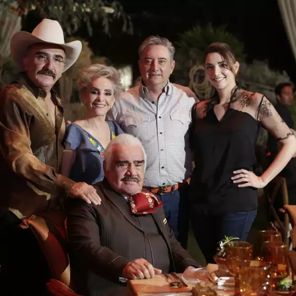 Vicente Fernández Jr, Cuquita, Gerardo Fernández, Alejandra Fernández y Vicente Fernández