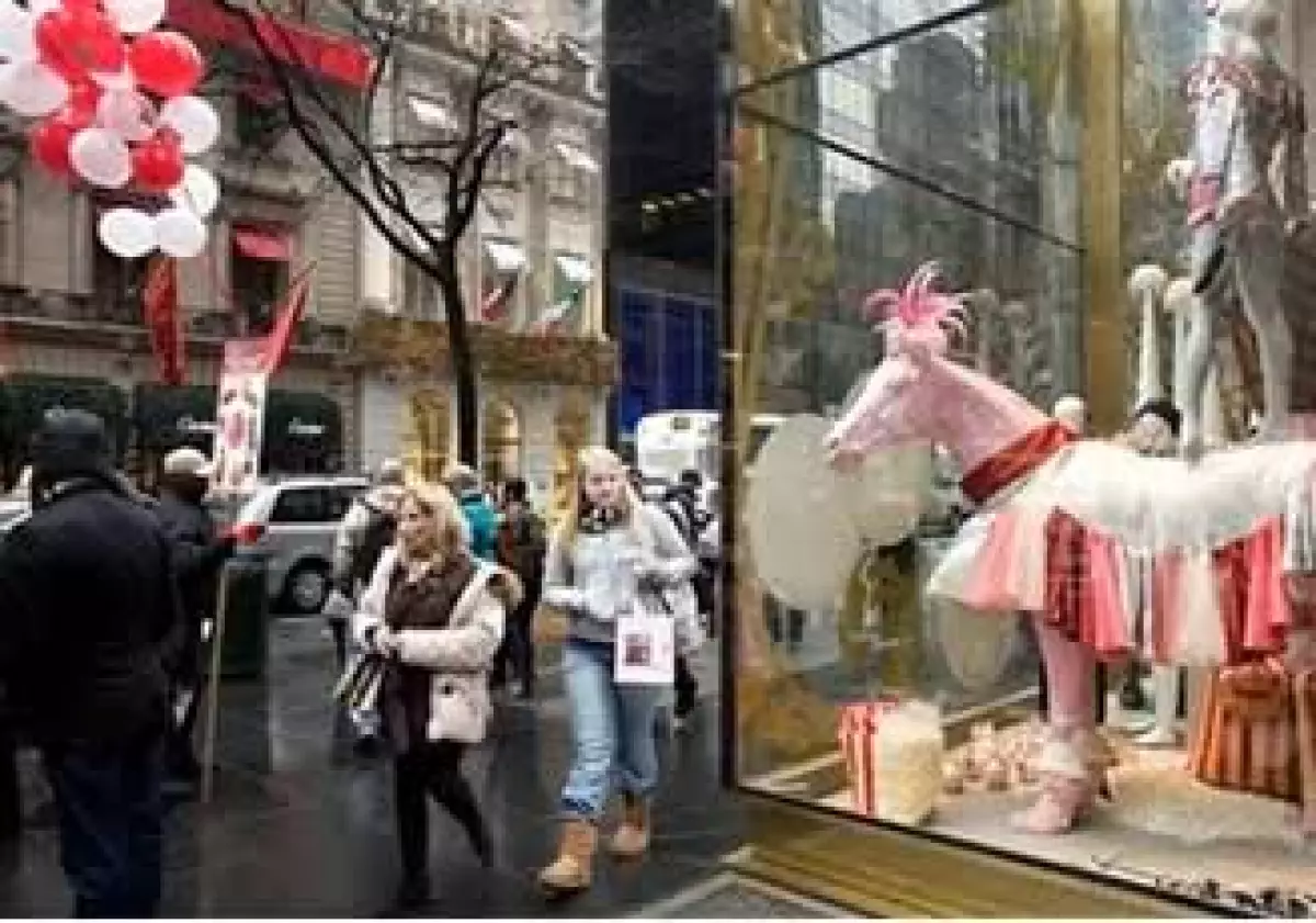 Los consumidores estadounidenses aprovecharon las rebajas generalizadas en los comercios por el fin de año. (Foto: AP)