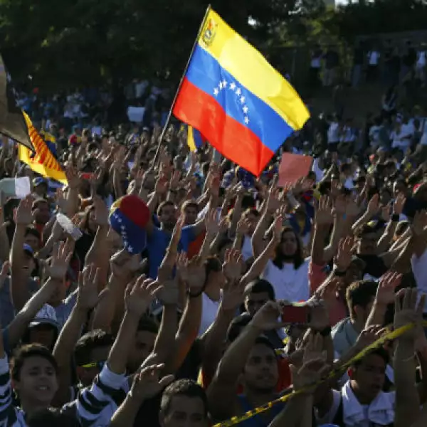 Líderes de partidos opositores piden que se convoque a un plebiscito revocatorio.