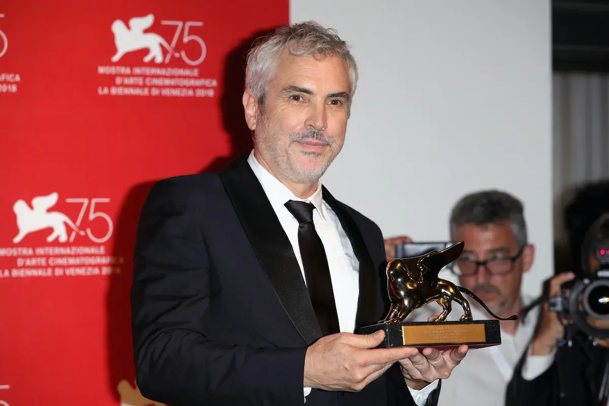 Alfonso Cuarón con el León de Oro de Venecia.