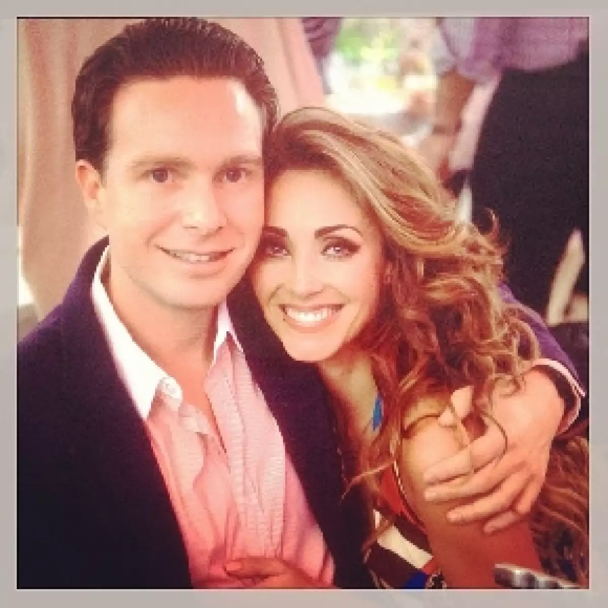 La cantante y el gobernador están comprometidos, aunque aún no se han revelado detalles de los preparativos.