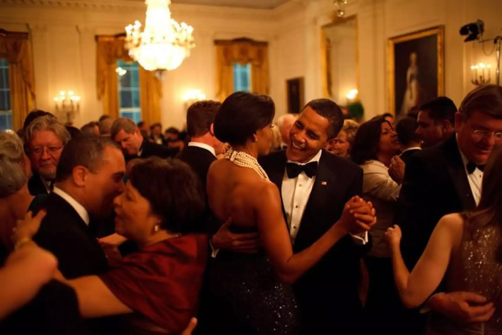 Barack y la primera dama bailan mientras la banda, Wind and Fire, toca en el Governors Ball en la Casa Blanca.