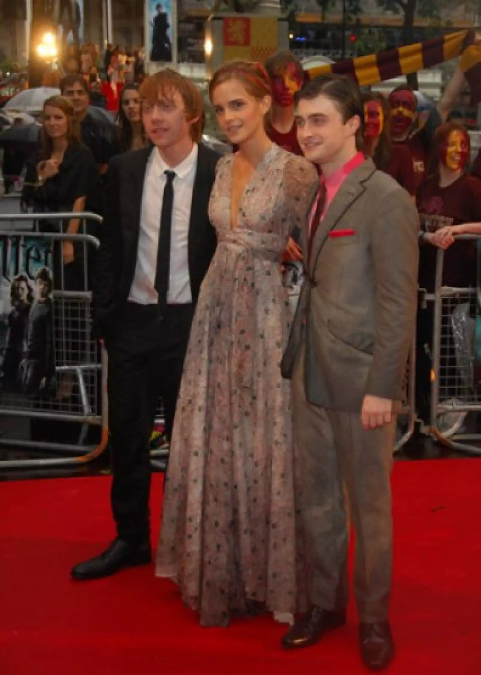 Rupert Grint, Emma Watson y Daniel Radcliffe desfilaron juntos, como los Tres Mosqueteros, en la premier de la tan esperada cinta para este verano.