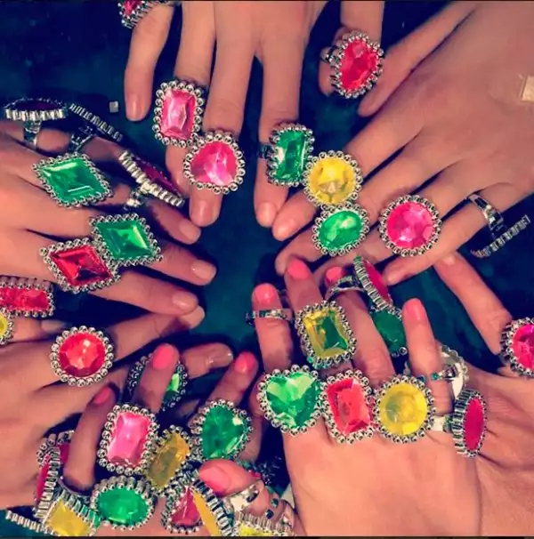 Suri Cruise y sus amigas se divirtieron luciendo anillos de bisutería.