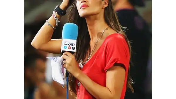 Han crecido los rumores sobre el traspaso del portero del Real Madrid a un equipo inglés. Por ello, los jefes de su guapa pareja han mostrado su preocupación ya que podría irse con él al extranjero.