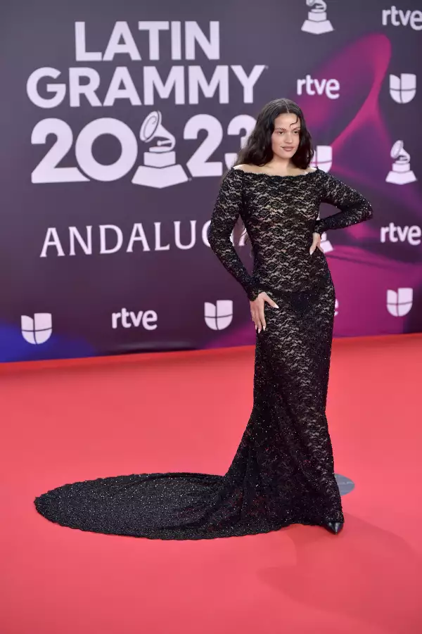Rosalía apuesta por un naked dress para desfilar en los Latin Grammy 2023.