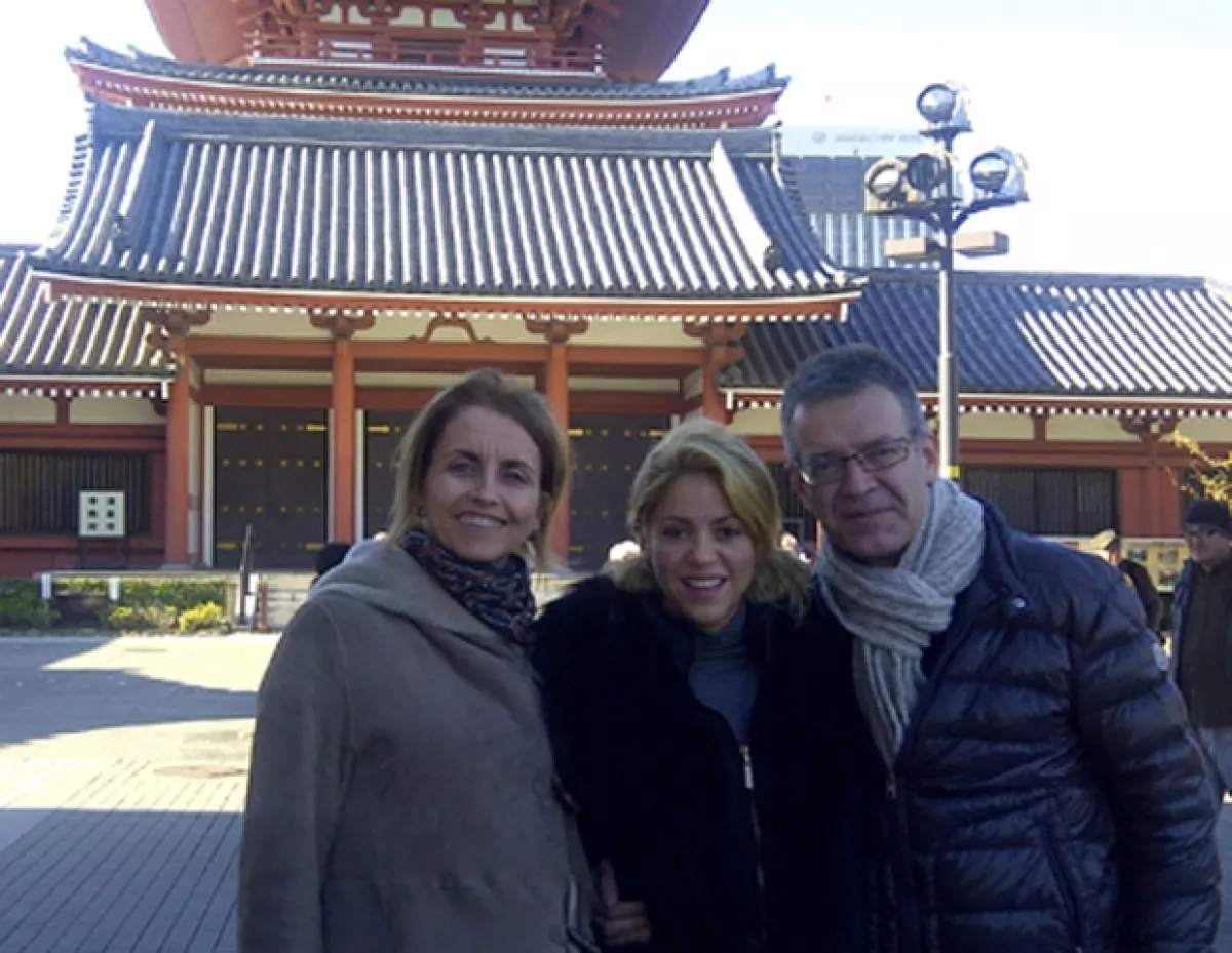 La colombiana viajó con la familia de su novio a Japón. De hecho, esta foto la subió a su mini blog para comprobar que la relación con sus suegros, es excelente.