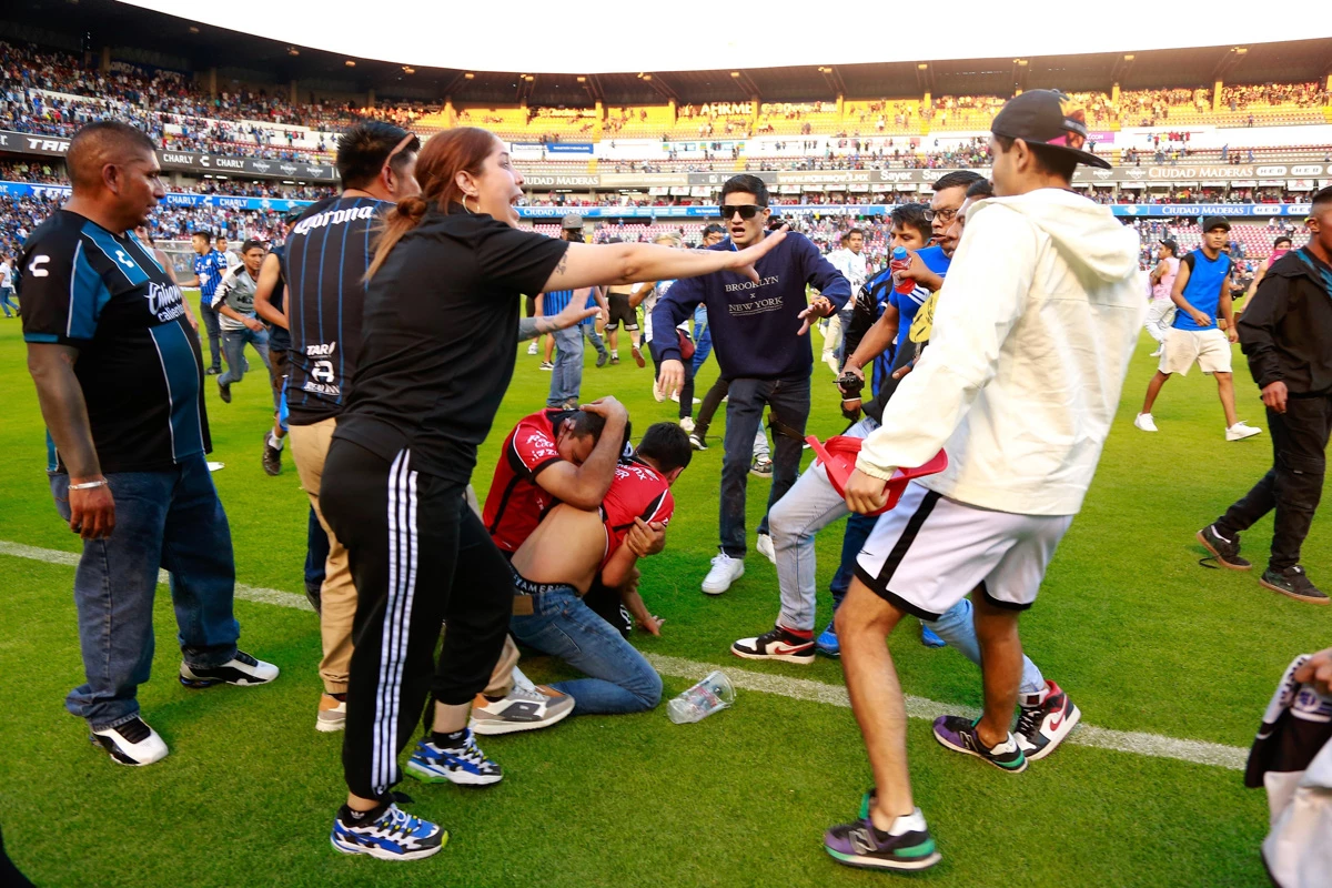 Una bronca entre los aficionados del Querétaro contra los del Atlas derivó la invasión de aficionados a la cancha, lo que provocó la suspensión del encuentro.