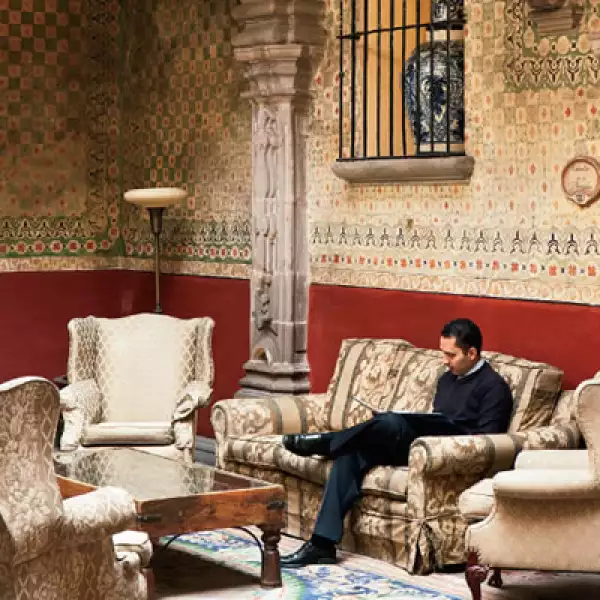 2.	Leyendo en la sala del Patio Central del hotel Casa de la Marquesa, Querétaro.