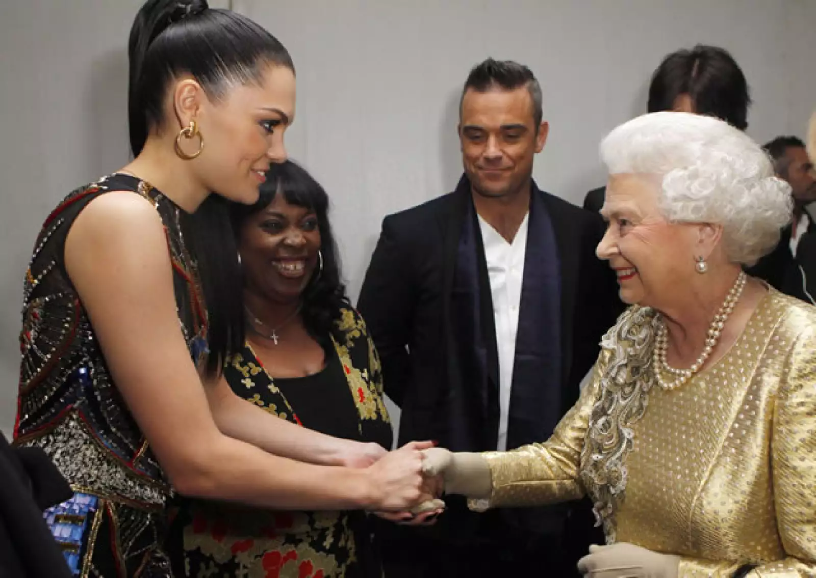 Jessie J y la reina Isabel II.