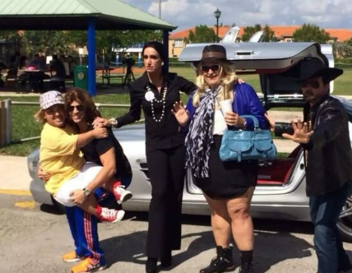 Ni siquiera 'Colate' se salvó de estar en el grupo de disfraces que encabezaron Lili Estefan y Raúl de Molina.