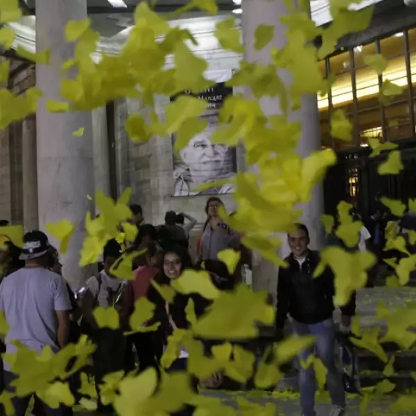 Las miles de personas que acudieron a darle el adiós a 'Gabo' disfrutan de las mariposas amarillas de papel