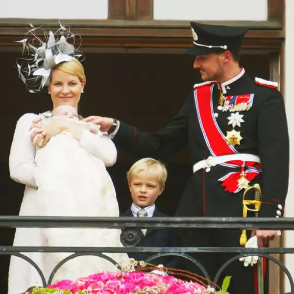 Mette-Marit y Haakon de Noruega presentan a Ingrid Alexandra.