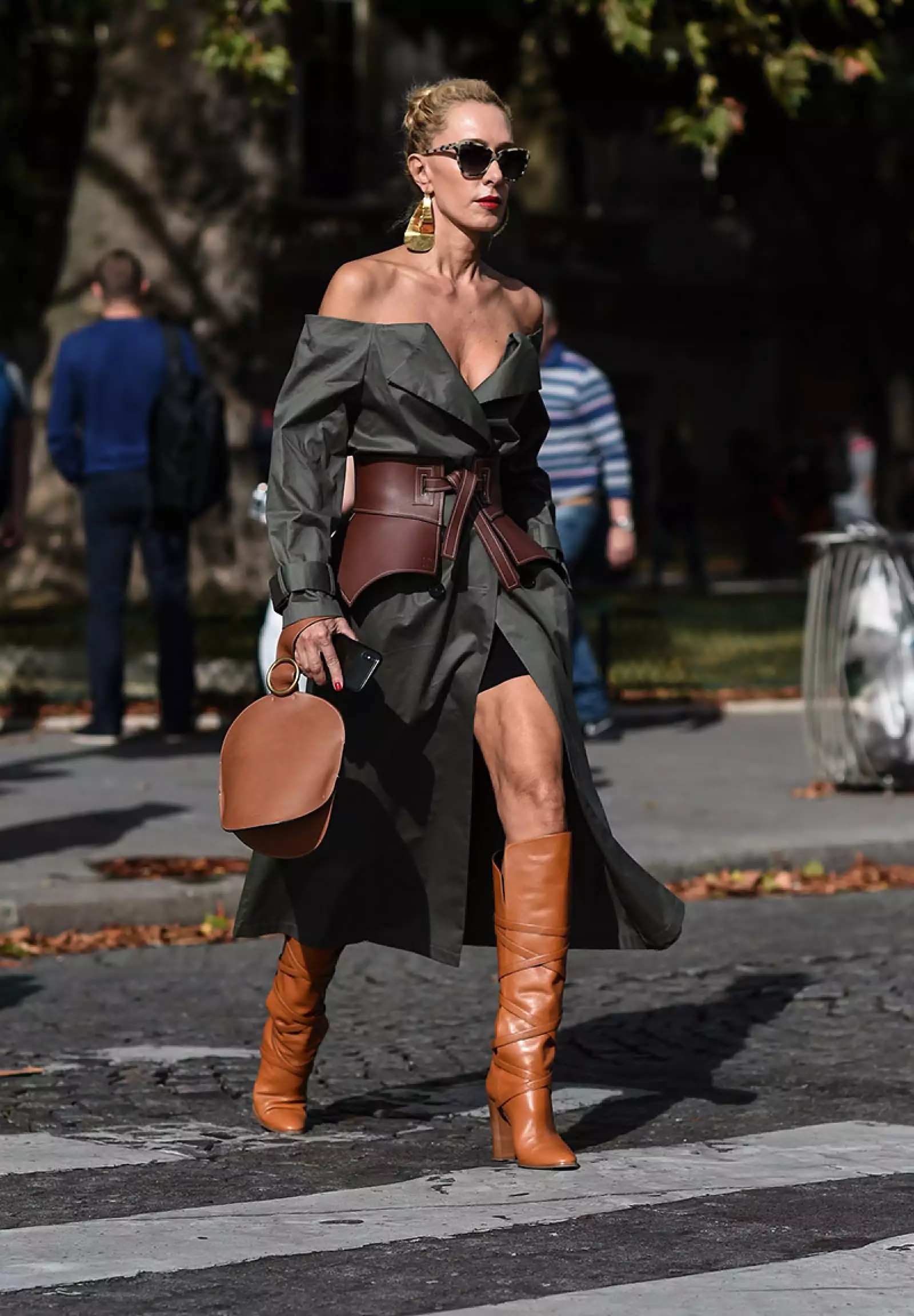 Street Style : Paris Fashion Week - Womenswear Spring Summer 2020 : Day Eight