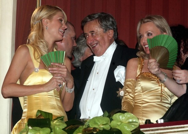En 2007, Paris Hilton fue la elegida para acompañar a Richard Lugner a la ópera.