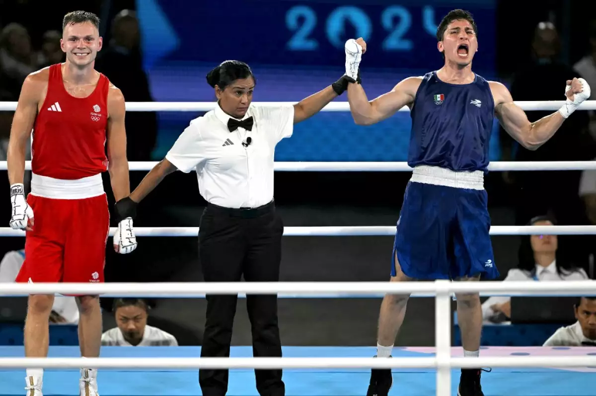 Foto de la referi (centro) levantando la mano de Marco Verde (derecha) al darle la victoria al mexicano en la pelea contra Lewis Richardson (izquierda)