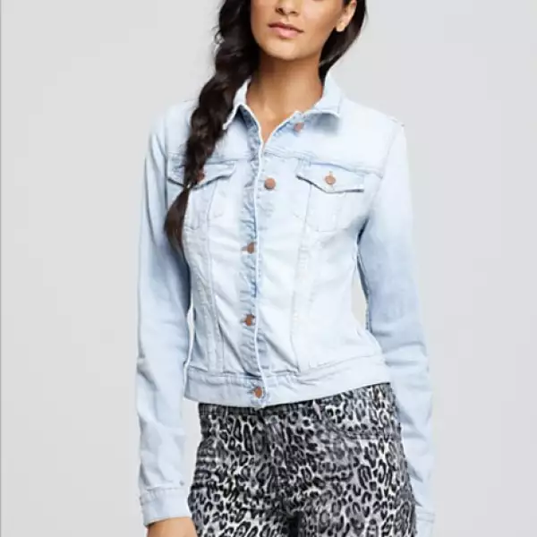 Regresa el denim y con este las chaquetas de mezclillas ideales para mezclarse con cualquier tipo de prendas de carácter semiformal o casual.