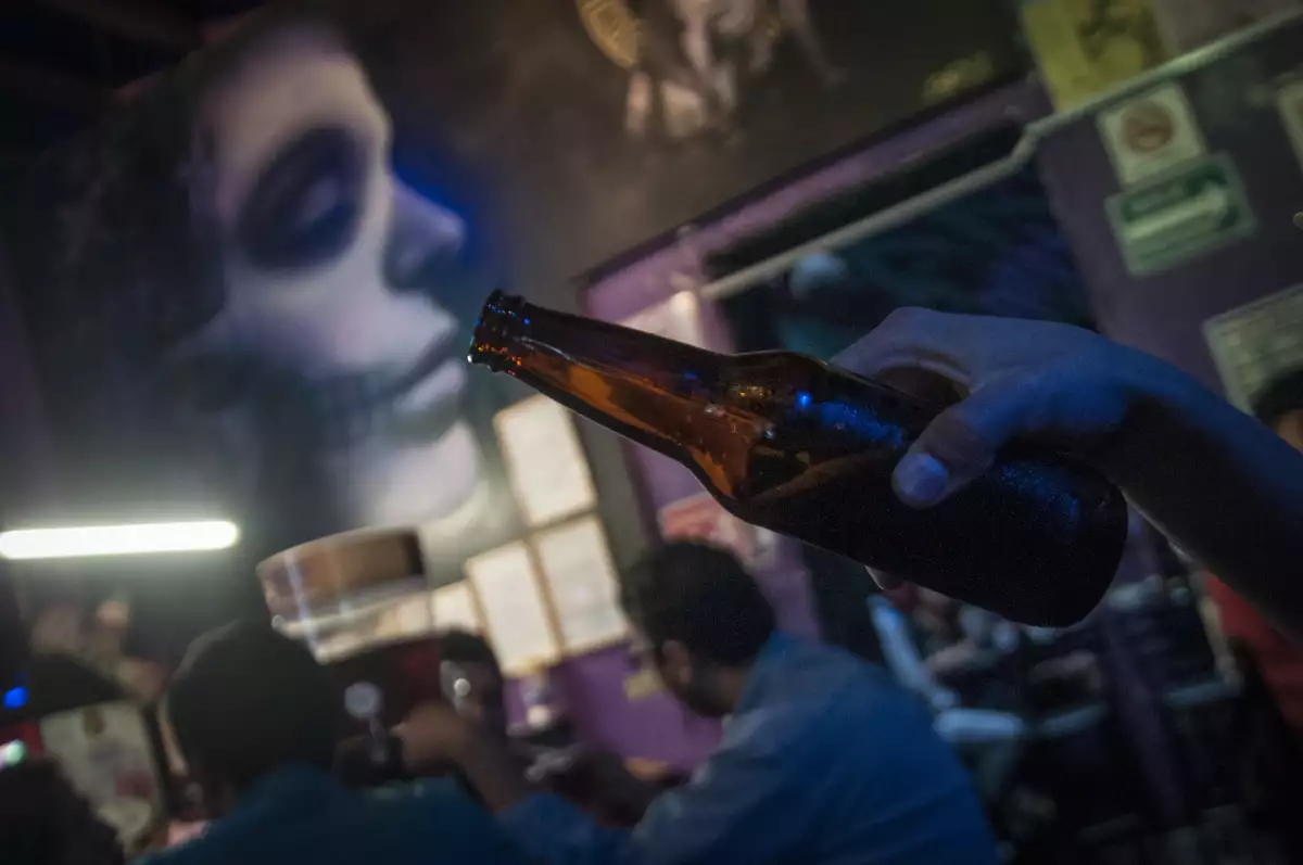 Los jóvenes dicen "¡Salud!"