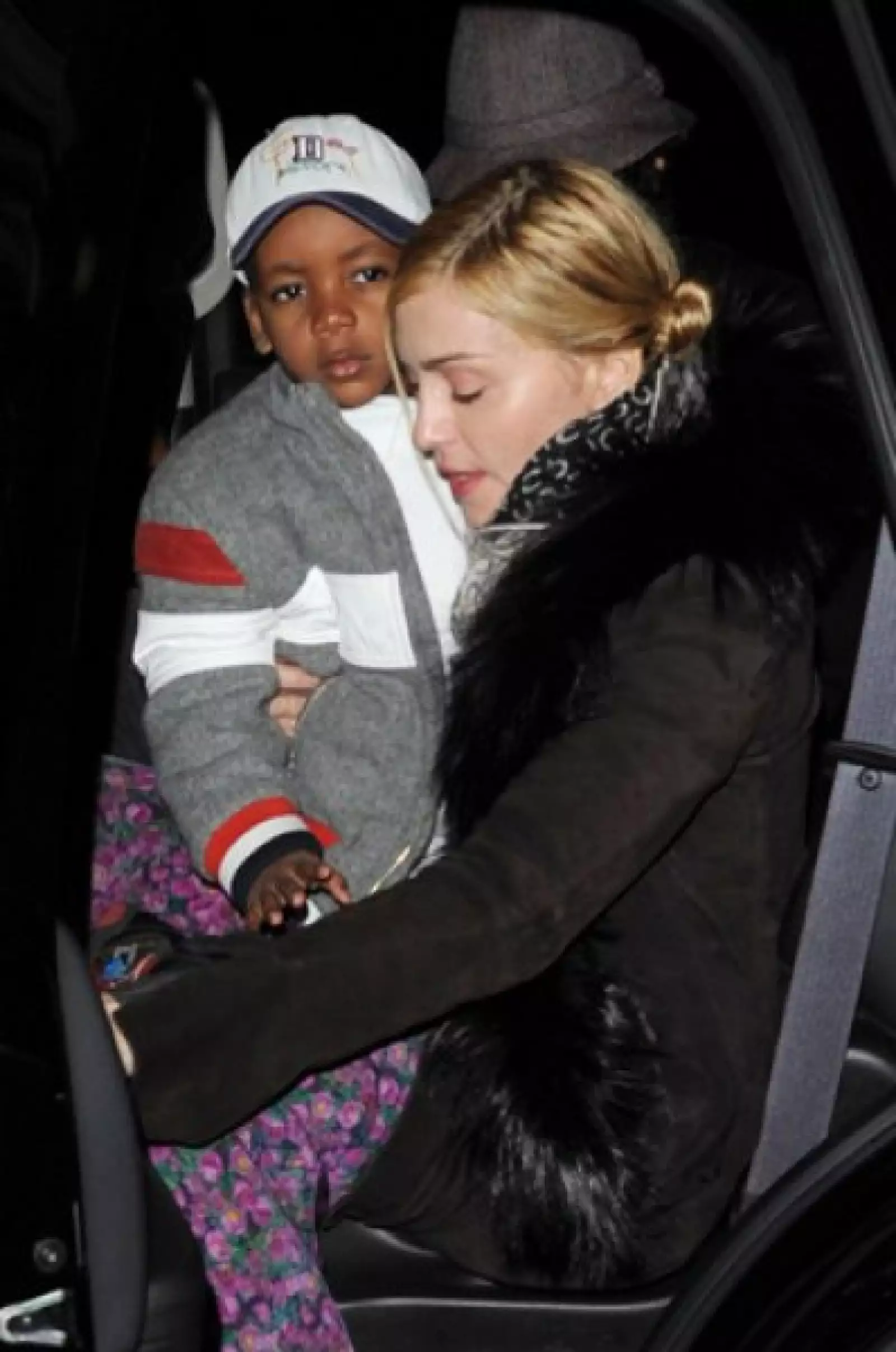 Madonna y su hijo David Banda llegan al centro de la Kabbalah en Nueva York. En el mismo coche también iba Jesús Luz, quien dicen es el nuevo novio de la cantante.