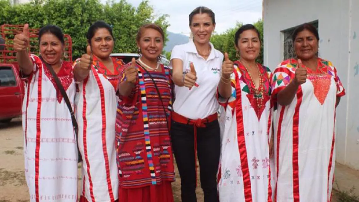 Ivette Morán. La esposa del candidato del PRI en Oaxaca, Alejandro Murat, suele portar prendas típicas de la región en sus eventos.