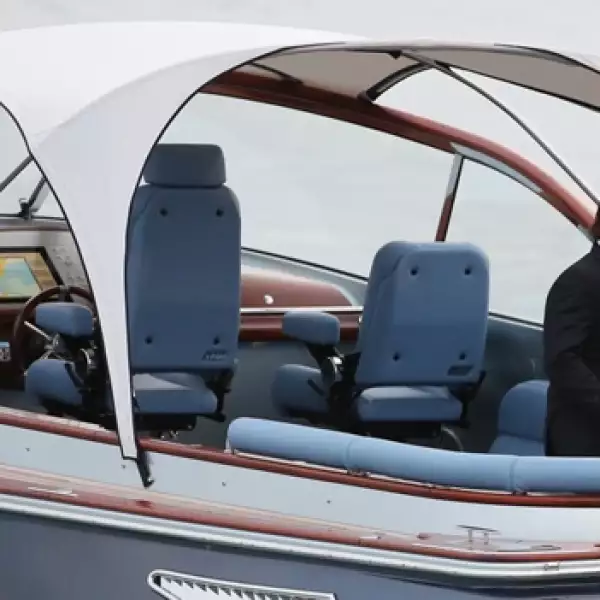 sean penn llega en bote a cannes