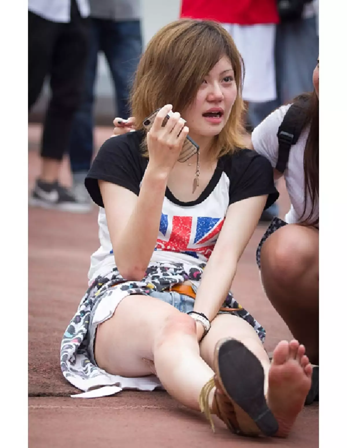 Una mujer es atendida por las lesiones durante la estampida.