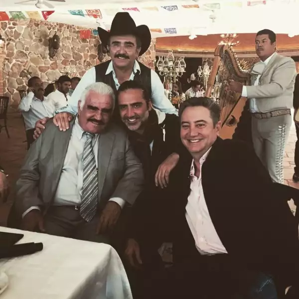 Don Vicente con sus hijos Alejandro, Vicente Jr. y Gerardo.