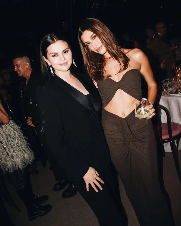 Hailey Bieber y Selena Gomez posan juntas por primera vez