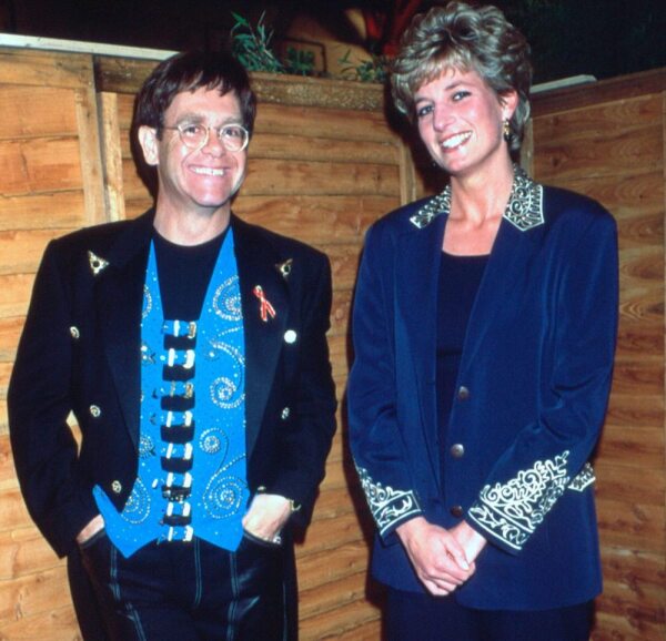 ELTON-JOHN-MAESTRO-PIANO-ROYAL-BABY.jpg