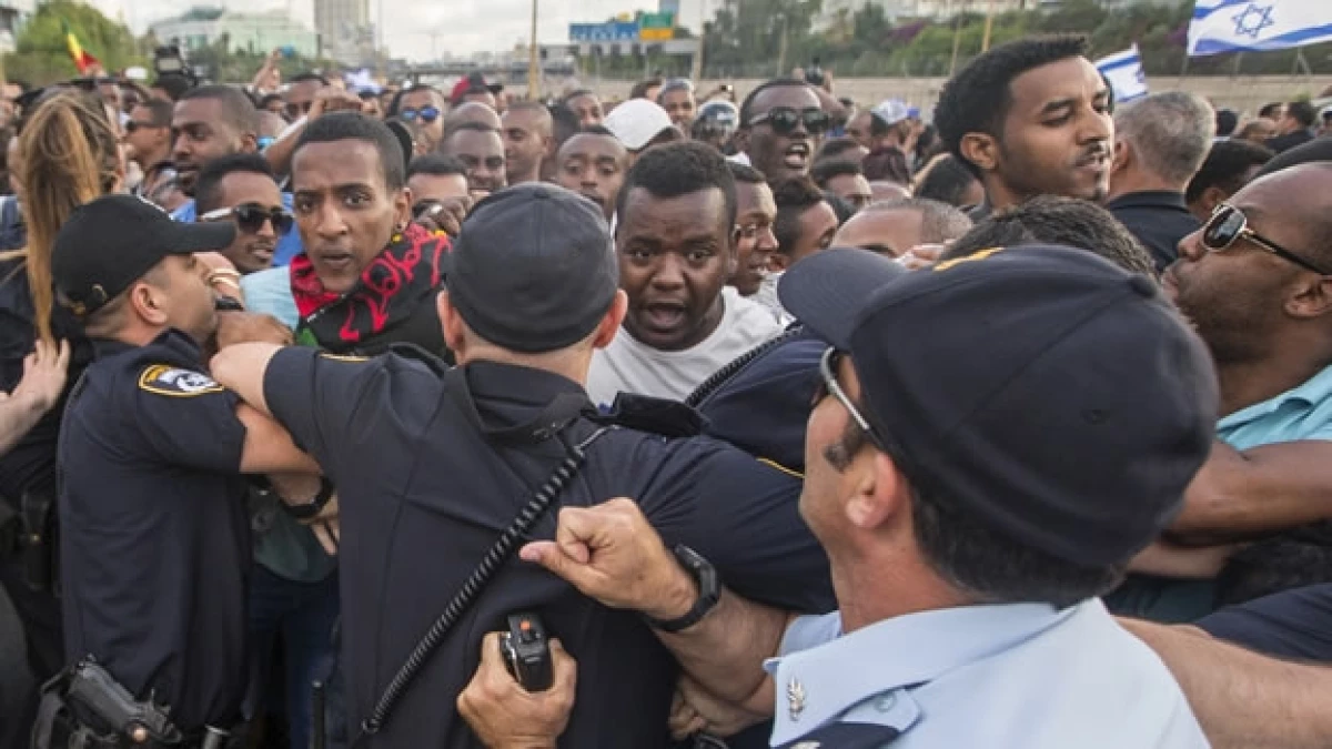 Manifestantes israelíes de origen etíope se enfrascan en una confrontación física con policías de Israel