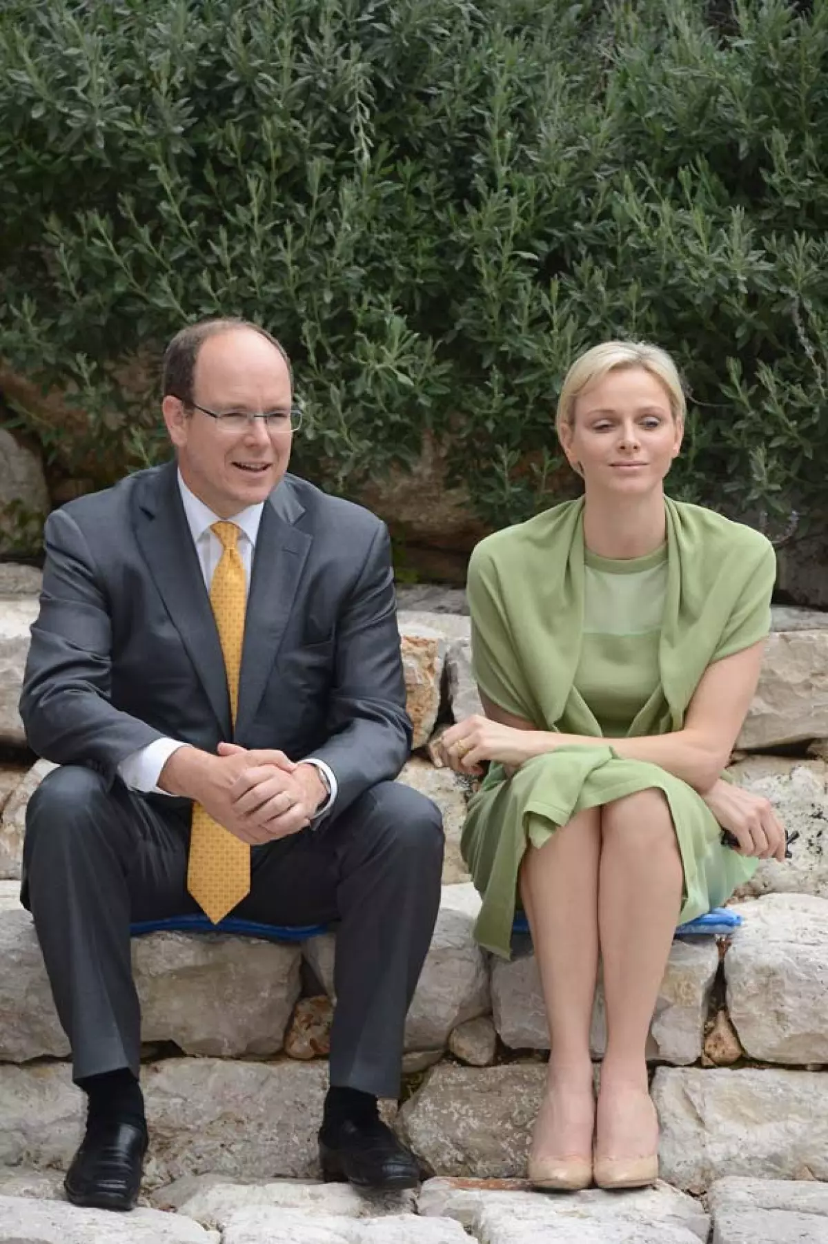 En pocas ocasiones se ve a Charlène sonriendo, normalmente su mirada es distante, fría y triste.