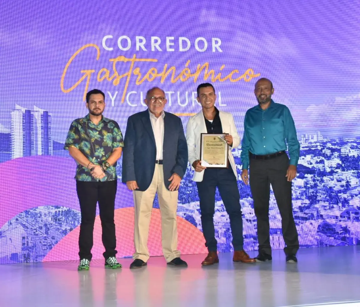 Empresarios de grupo ArHe y autoridades de Mazatlán en el anuncio del nuevo corredor gastronómico y cultural