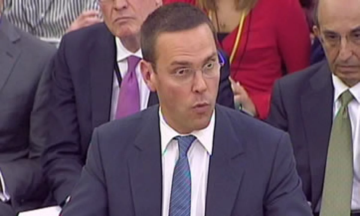 James y su padre se presentaron en el Parlamento el martes para responder preguntas sobre el escándalo de escuchas telefónicas. (Foto: AP)