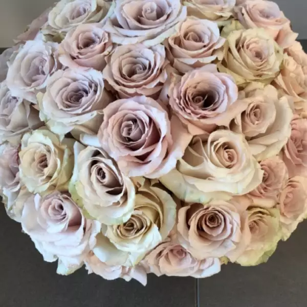 Kim Kardashian recibió decenas de flores por su cumple 37