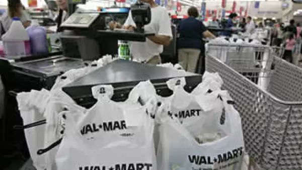A partir de agosto los autoservicios deberán evitar el uso de bolsas que no sean biodegradables. (Foto: AP)