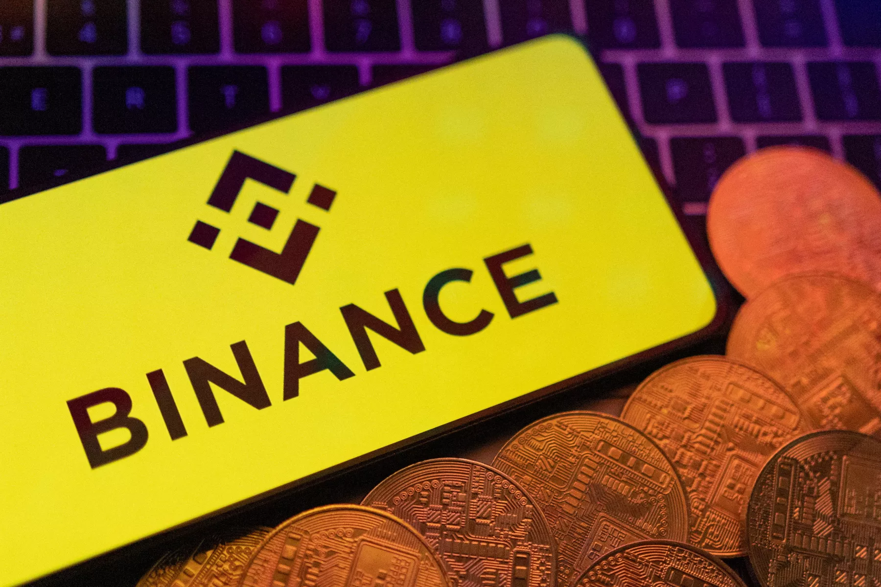 logo de binance en un smartphone